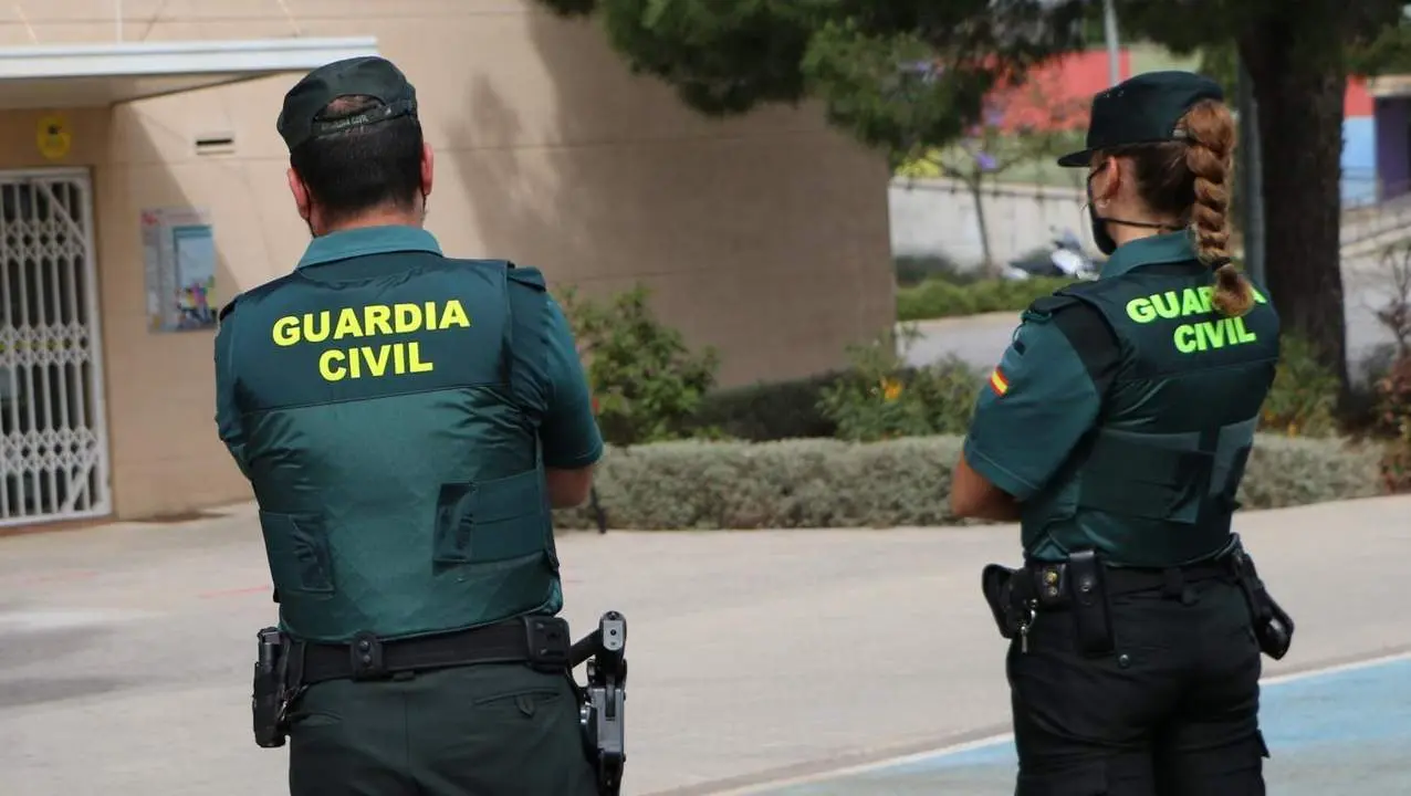 Dos agentes de la Guardia Civil, en una imagen de archivo. - GUARDIA CIVIL