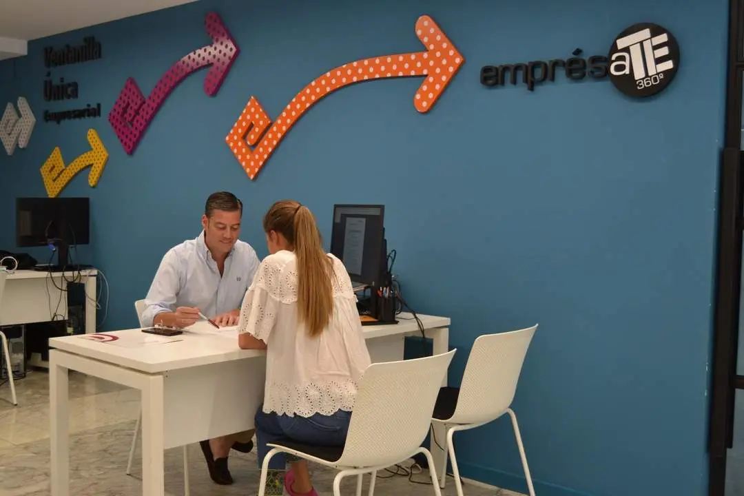 La C&aacute;mara de Comercio apuesta por los microcr&eacute;ditos sin avales.  - C&Aacute;MARA DE COMERCIO 
