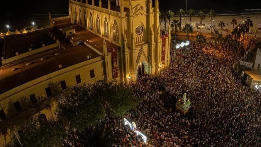 Un p&uacute;blico multitudinario se encuentra con la Patrona en la explanada  - David Ruiz