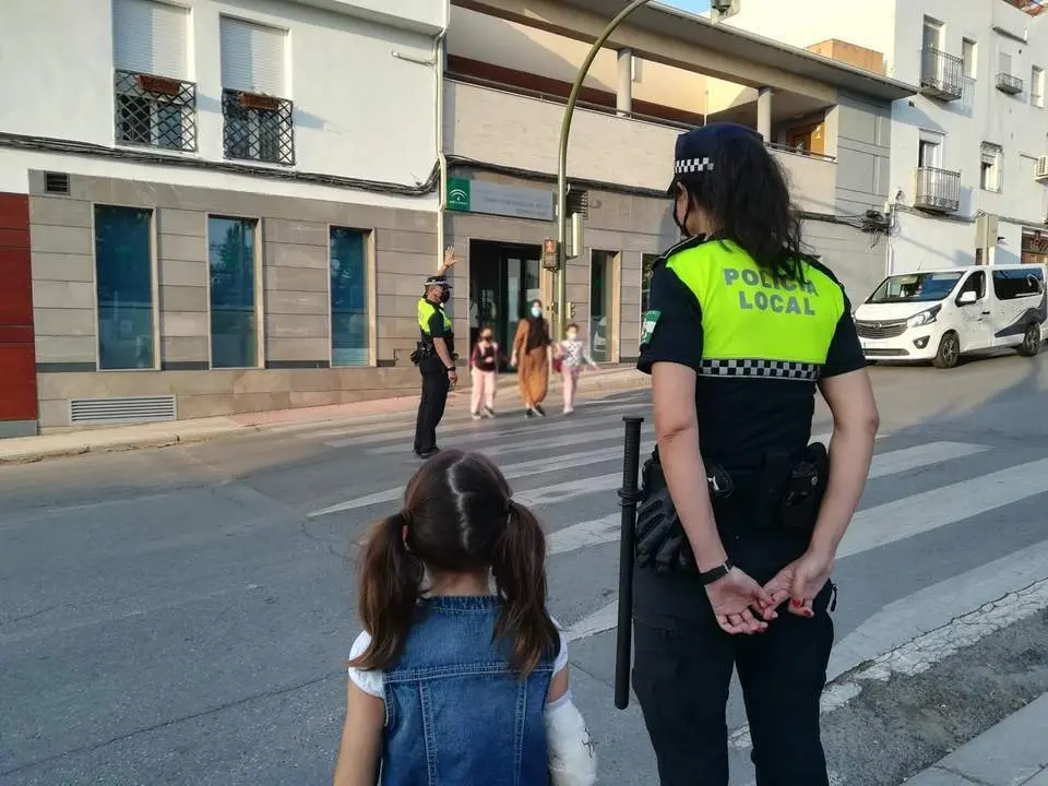 Agente con escolar. - Viva Ja&eacute;n.