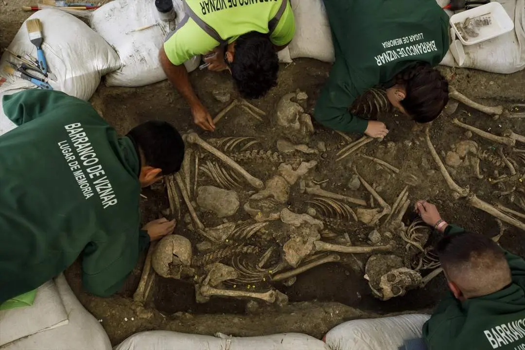 Exhumaci&oacute;n de una de las fosas comunes del barranco de V&iacute;znar. - EP