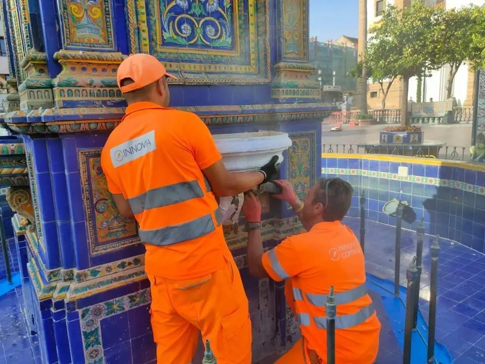 Restituci&oacute;n del vaso en la fuente de la Plaza Alta. - A. I.