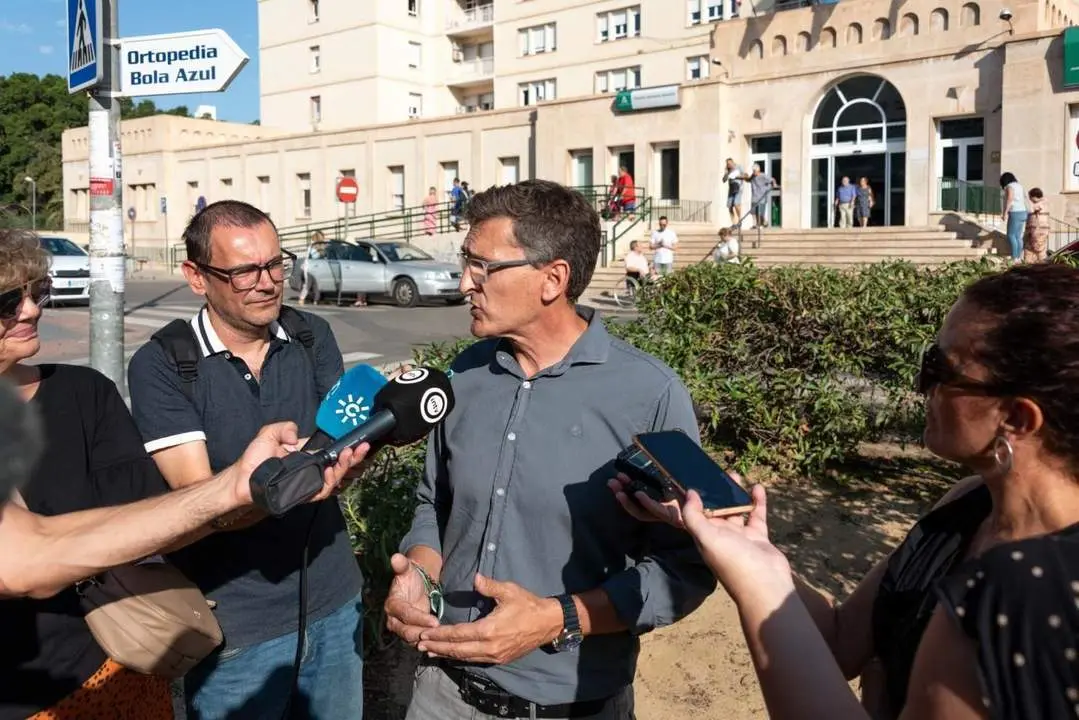 S&aacute;nchez Teruel atiende a los medios de comunicaci&oacute;n. - PSOE