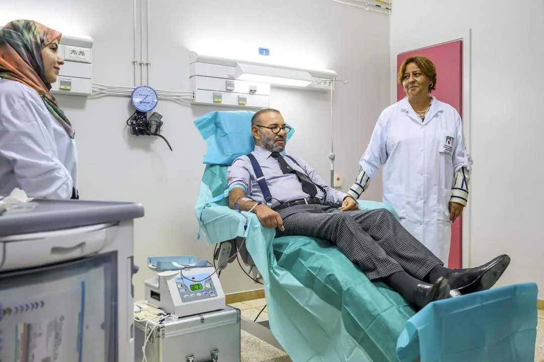 Mohamed VI visita a heridos del se&iacute;smo. - Europa Press