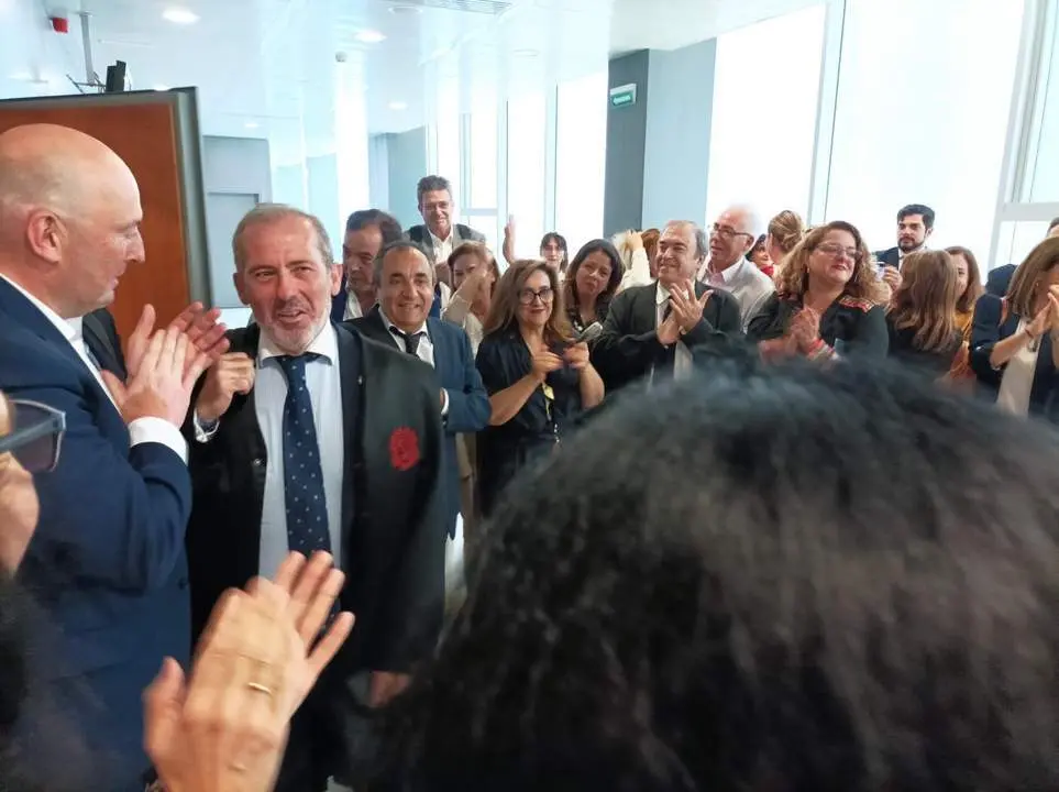 Lara arropado por sus compa&ntilde;eros. - VM