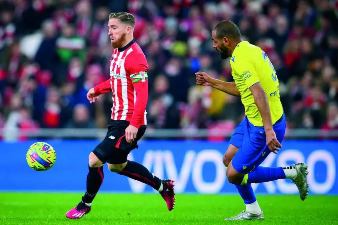 El cadista Fali, persiguiendo a Muniain en San Mam&eacute;s. - Athletic Club de Bilbao