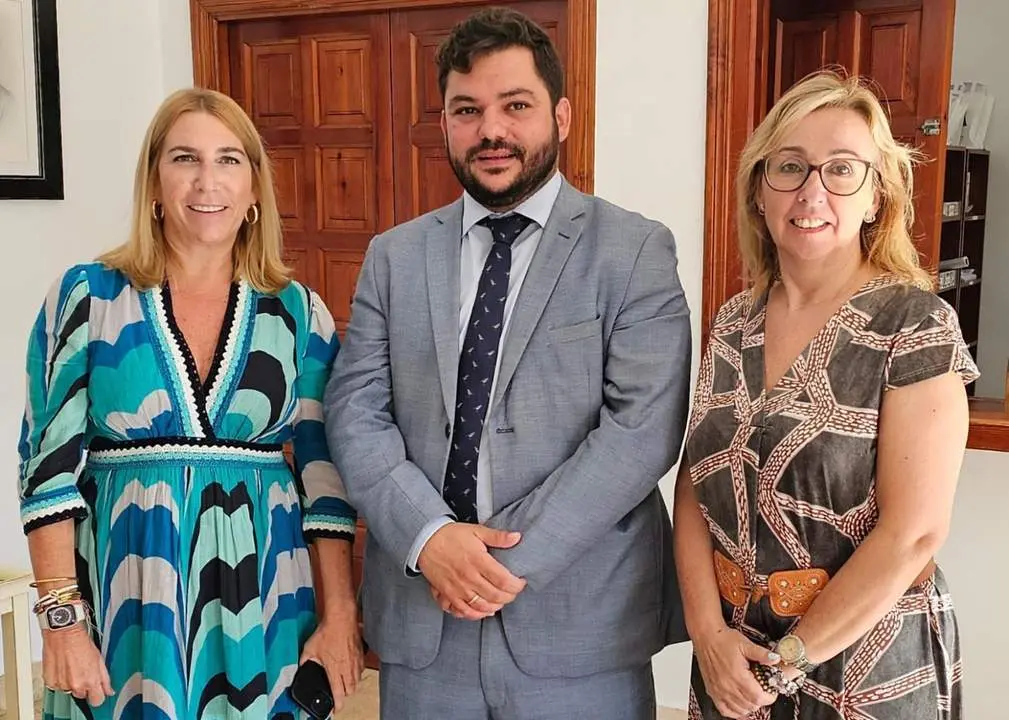 Olivero fue recibida por el alcalde y la delegada de Fomento.  - AYUNTAMIENTO