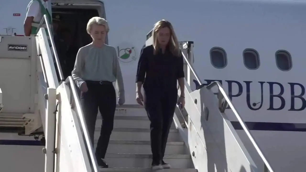 Tensi&oacute;n en Lampedusa durante la visita de Meloni y Von der Leyen