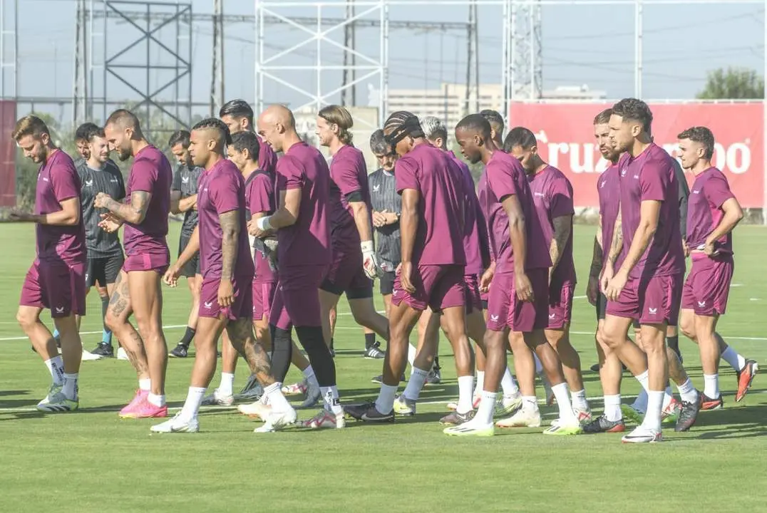 La plantilla del Sevilla durante el entrenamiento previo al encuentro  - efe