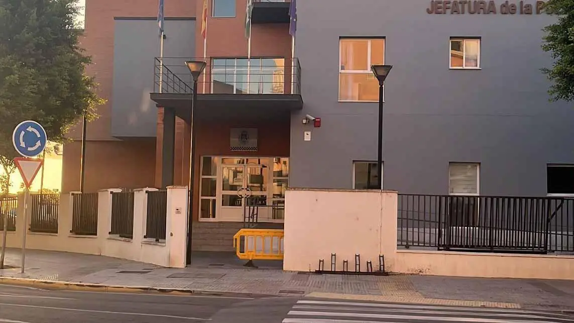 Acceso a la Jefatura de la Polic&iacute;a Local. - A.I.
