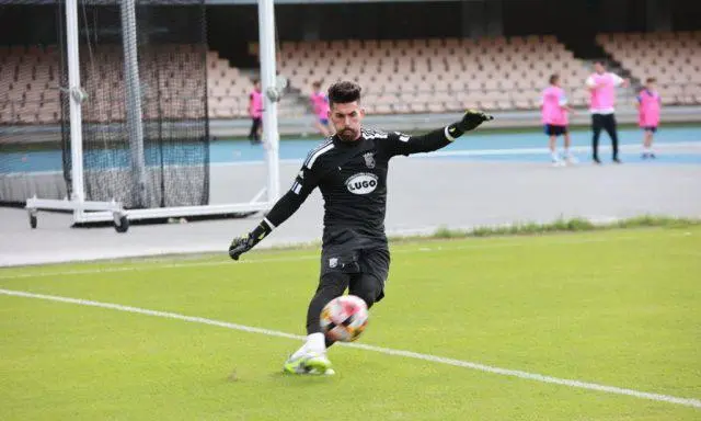 Isma Gil, durante el calentamiento en Chap&iacute;n. - Xerez CD