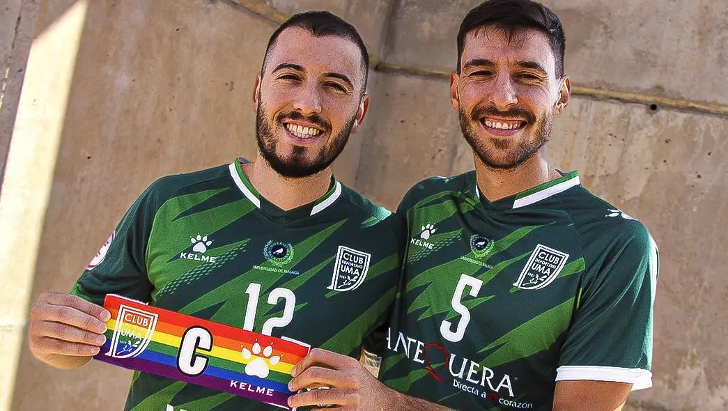 Dos de los capitanes del UMA Antequera, con el brazalete. - CD UMA ANTEQUERA