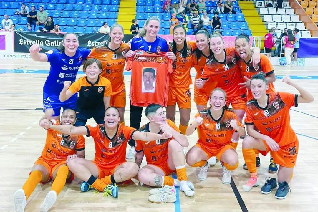 Cari Garc&iacute;a -n&ordm; 21- celebra la victoria del Burela FS - BFS