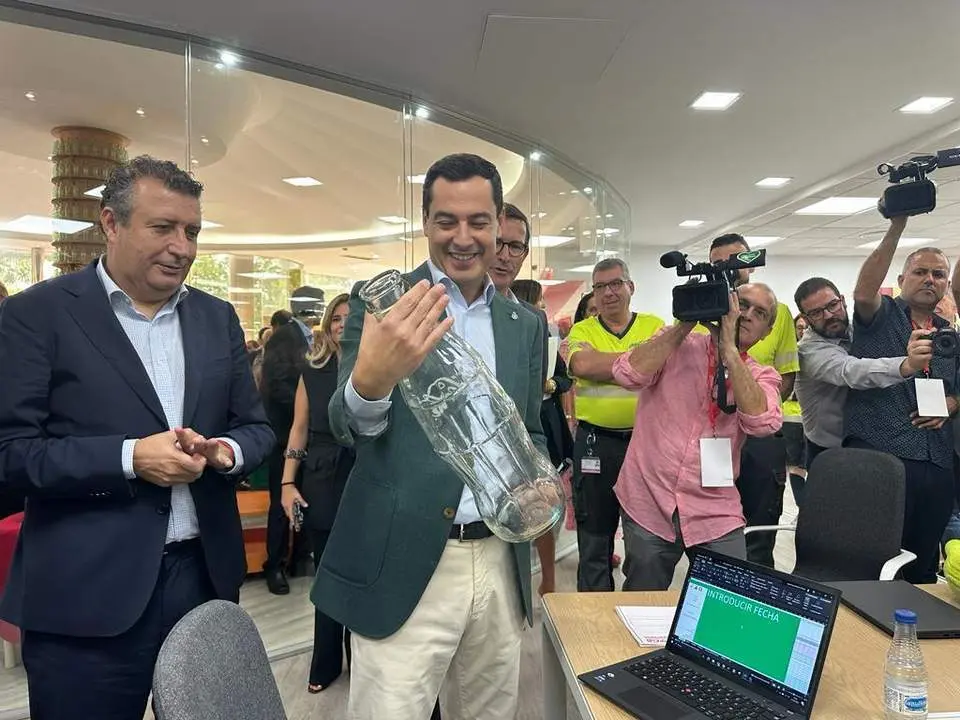 Moreno con los trabajadores en la planta. - MO