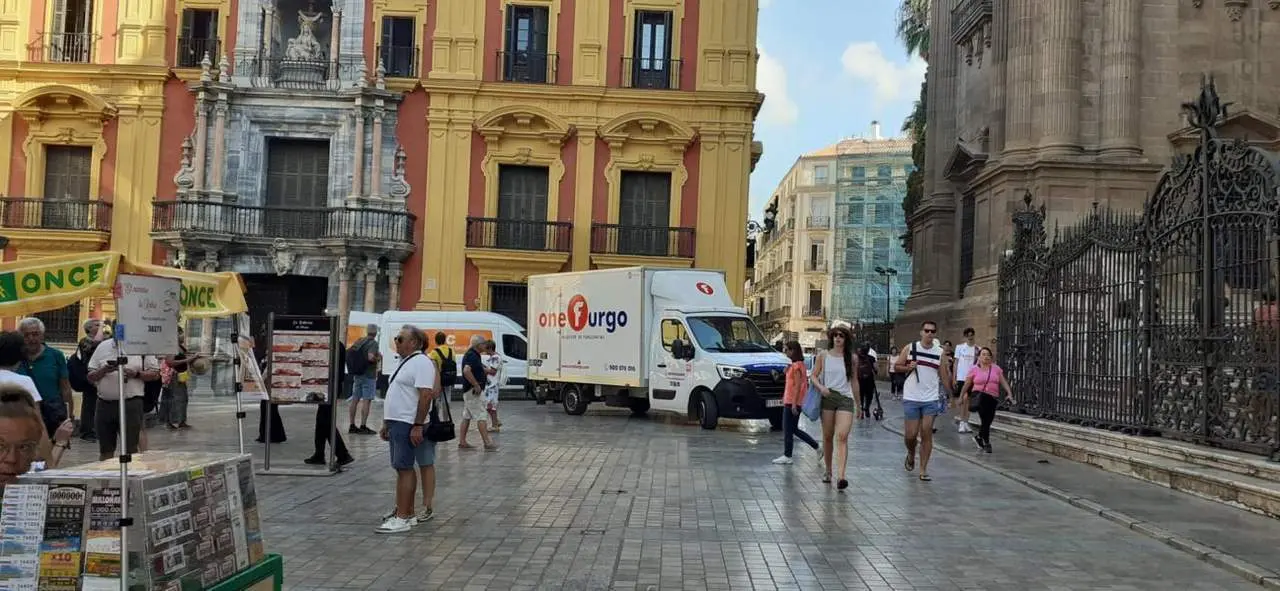 Veh&iacute;culos descargando en pleno centro de M&aacute;laga. - Jotad&eacute;