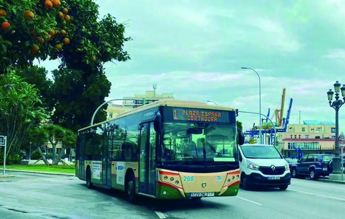 Autob&uacute;s urbano en C&aacute;diz. - VIVA