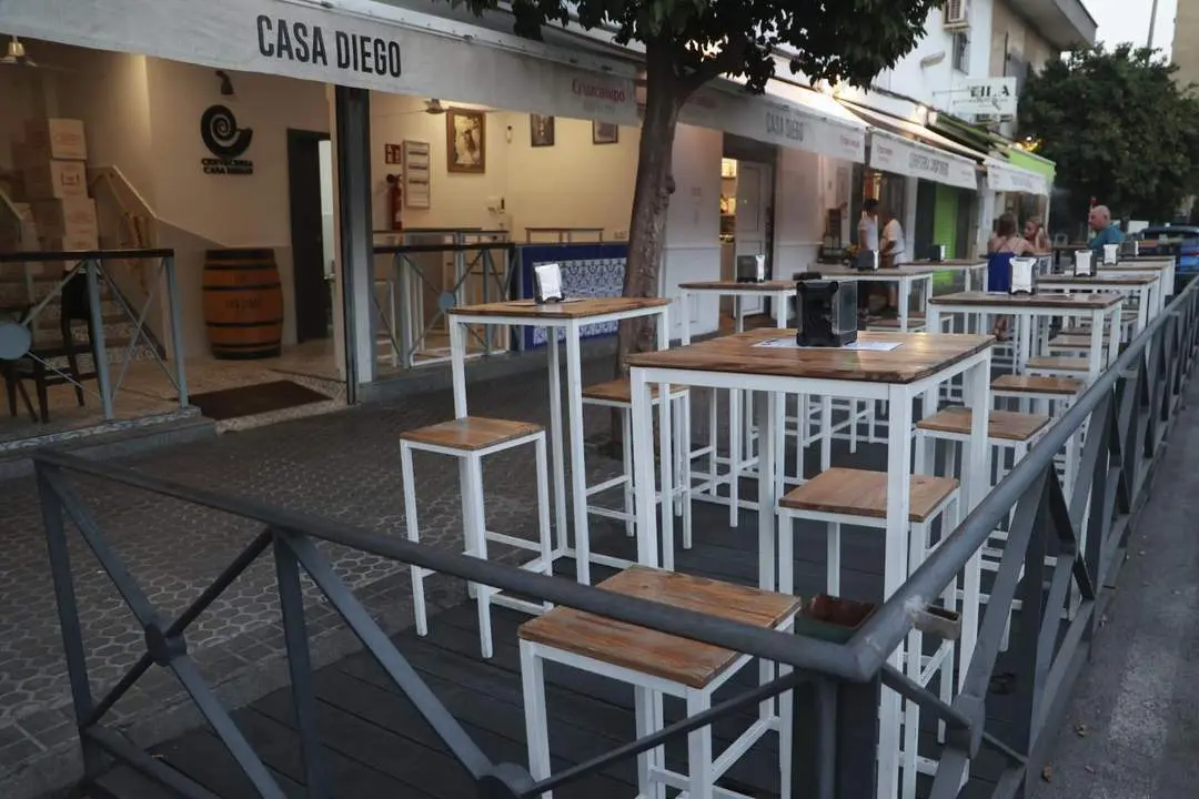 Tarima instalada en un bar de Triana. - Europa Press