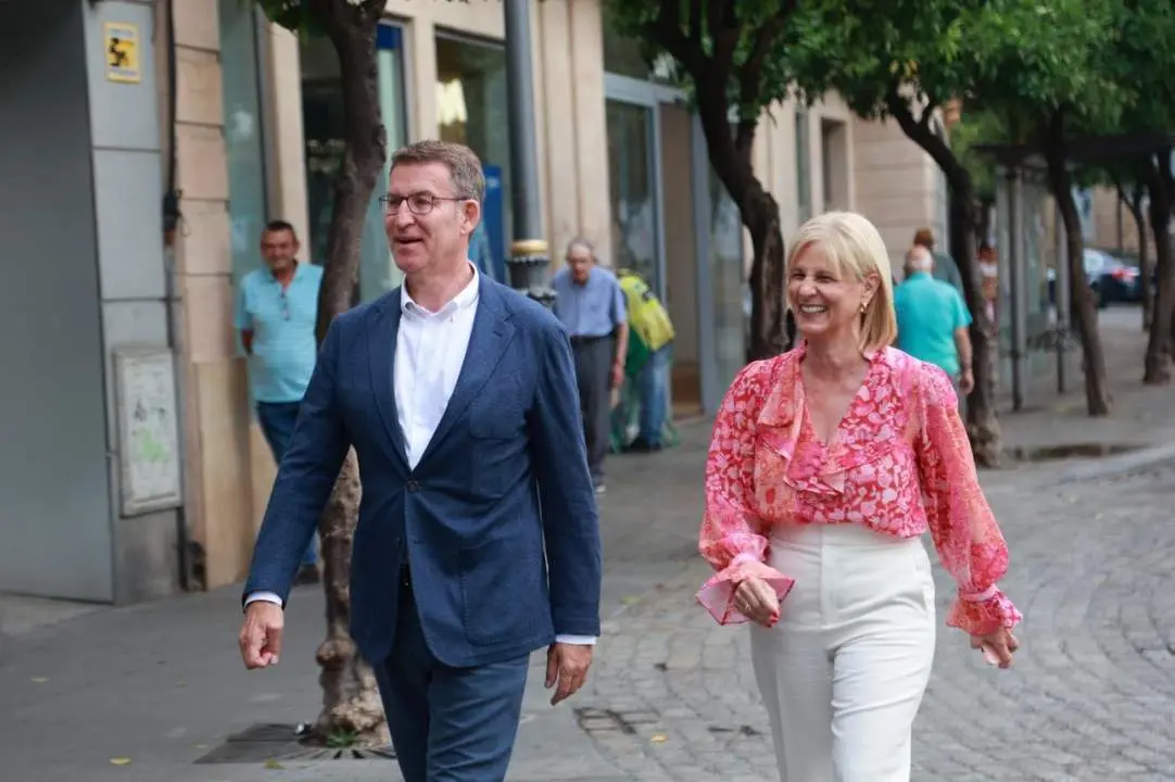 Feij&oacute; paseando por la calle Larga junto a Pelayo - Cristo Garc&iacute;a