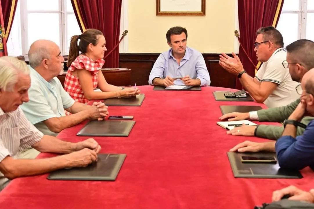 Reuni&oacute;n del Ayuntamiento de C&aacute;diz y la Asociaci&oacute;n de Belenistas. - VIVA