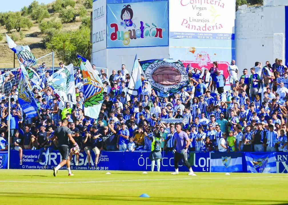 Marea azul en Linares. - M&aacute;laga CF