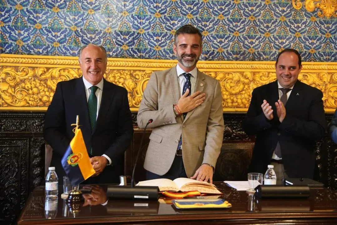 Fern&aacute;ndez-Pacheco, en el centro, en Algeciras. - A. I.