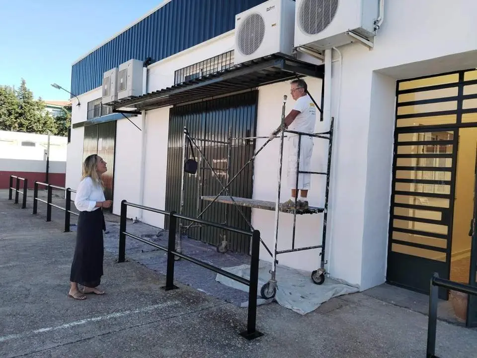 Los trabajos de pintado exterior del edificio est&aacute;n casi terminados.  - 