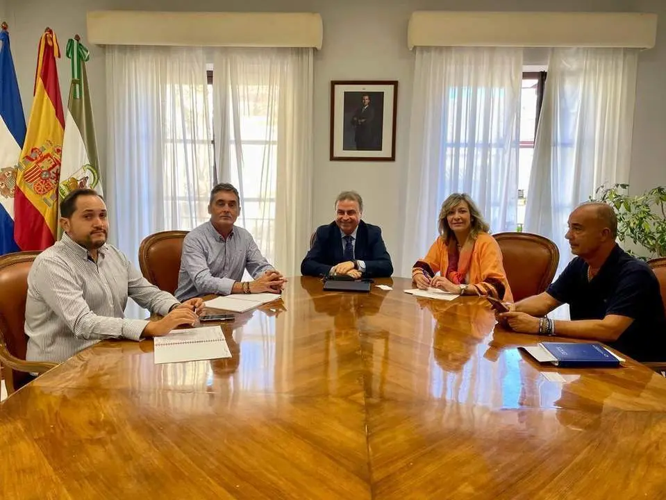 Antonio Real, con los representantes de Iberia.  - Andaluc&iacute;a Informaci&oacute;n