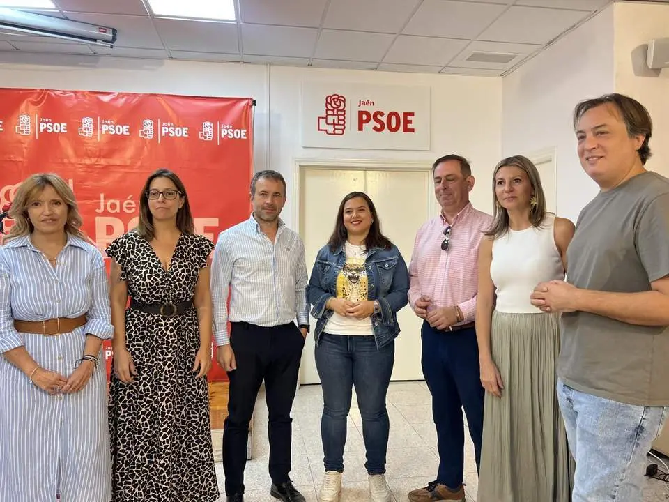 Mill&aacute;n y ediles socialistas en la sede del PSOE. - Viva Ja&eacute;n.