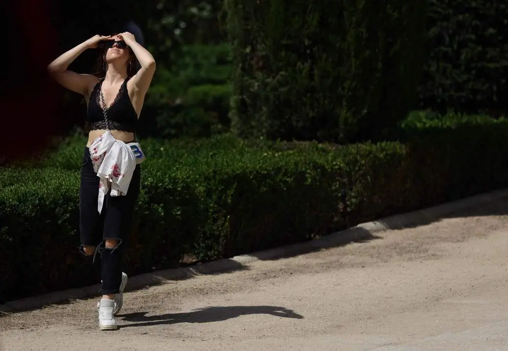 Una mujer paseando. - EP