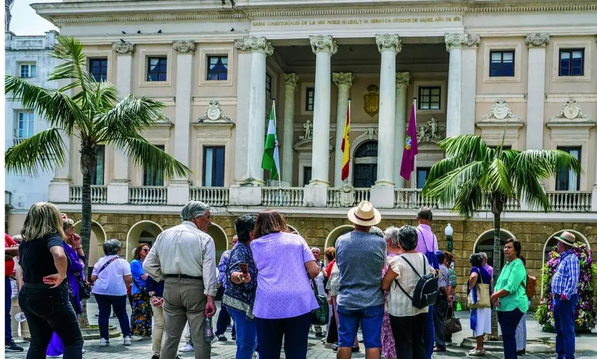 Cruceristas en la Plaza de San Juan de Dios de C&aacute;diz. - VIVA