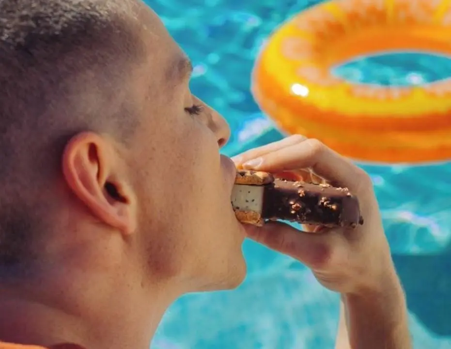 Un joven come un Maxibon. - Instagram maxibon_es