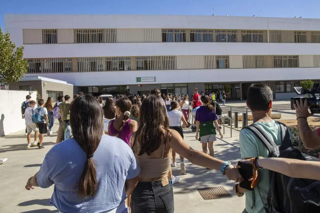 Los alumnos entran al centro este mediod&iacute;a. - Efe / Rom&aacute;n R&iacute;os