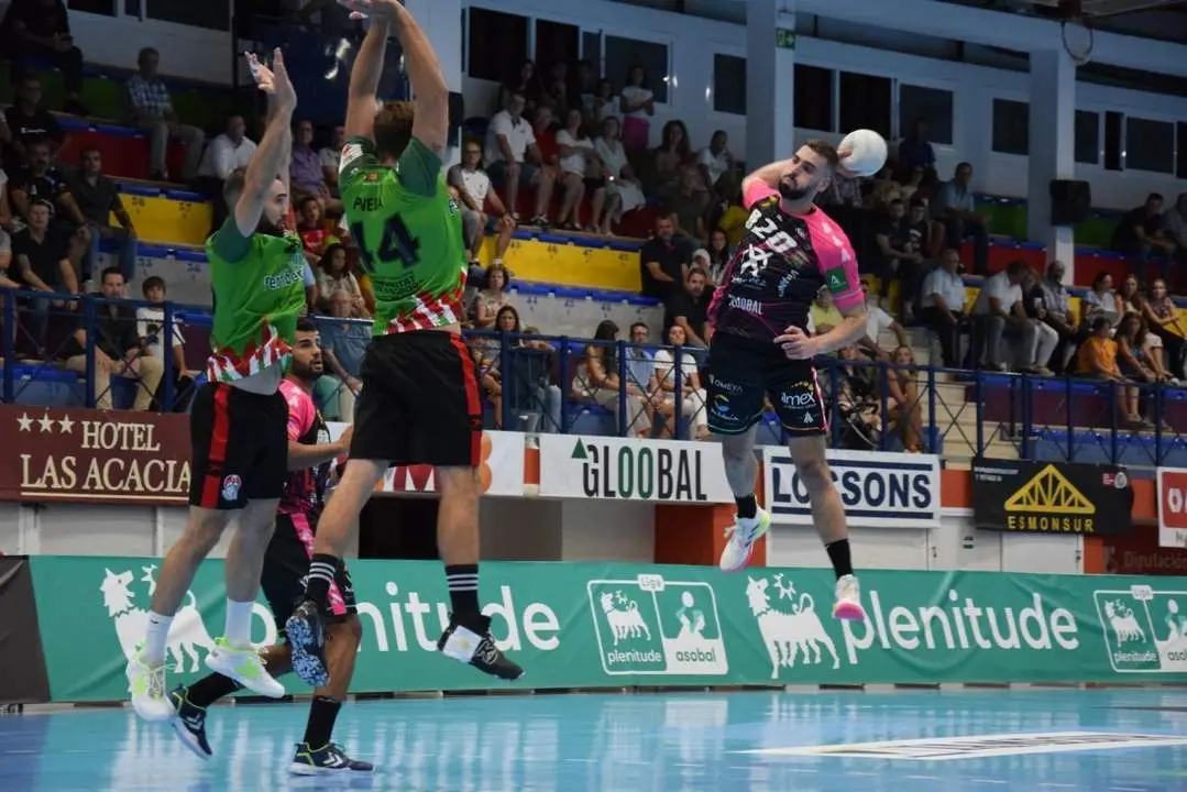 El &Aacute;ngel Xim&eacute;nez durante una de las jugadas del partido. - BM &Aacute;NGEL XIM&Eacute;NEZ