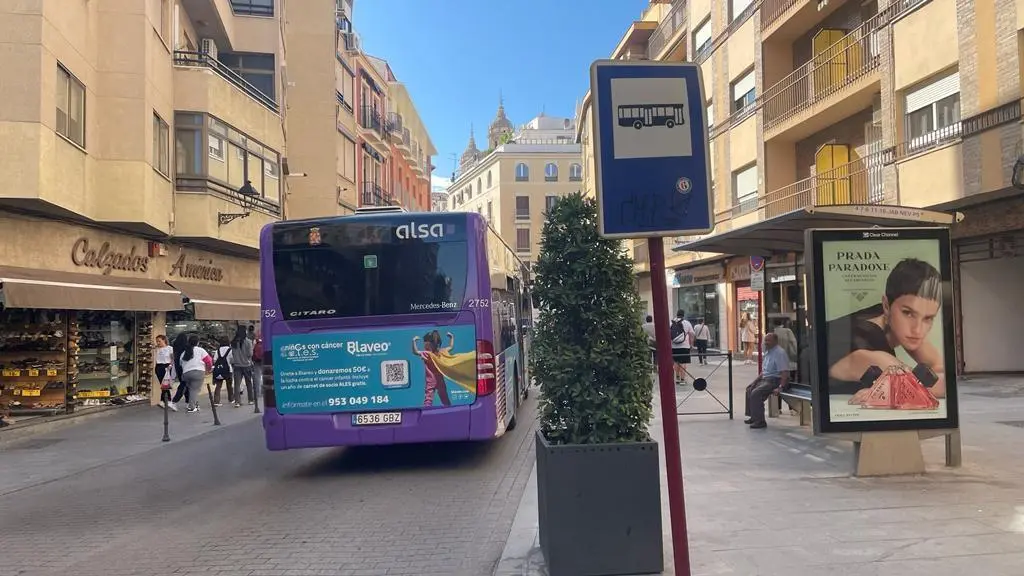 Un autob&uacute;s de Alsa a su paso por calle &Aacute;lamos. - Viva Ja&eacute;n.