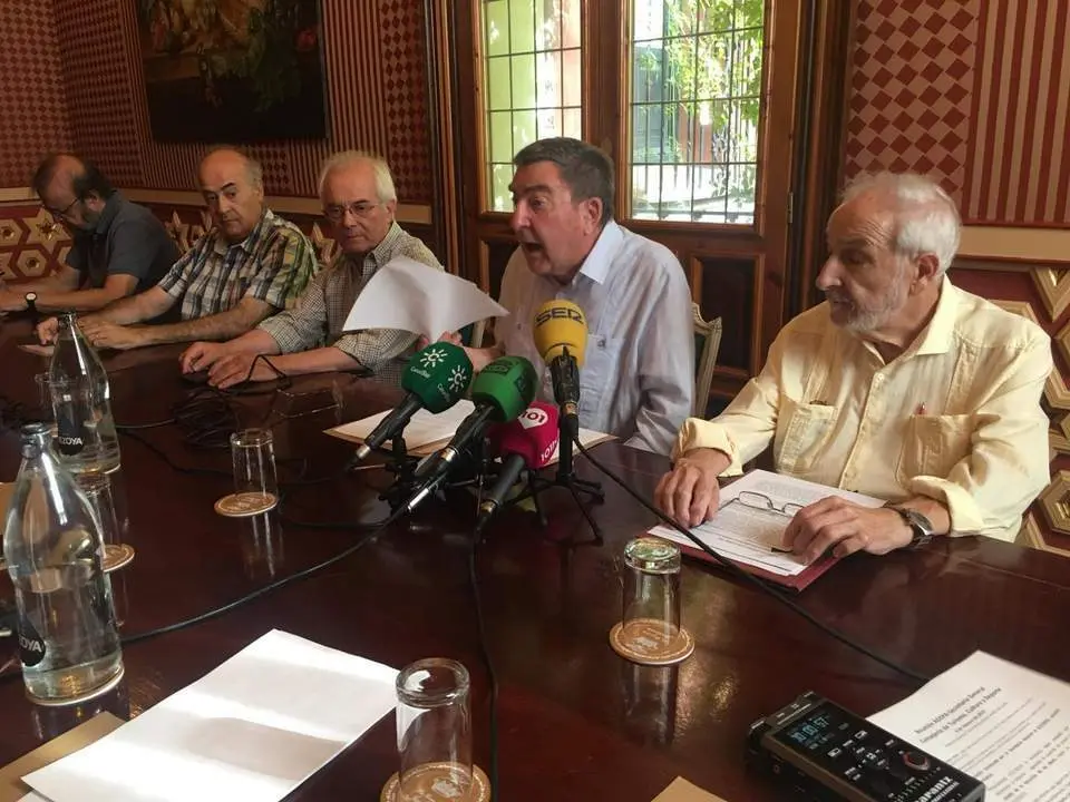 Joaqu&iacute;n Egea rodeado de los arquitectos y t&eacute;cnicos. - CT