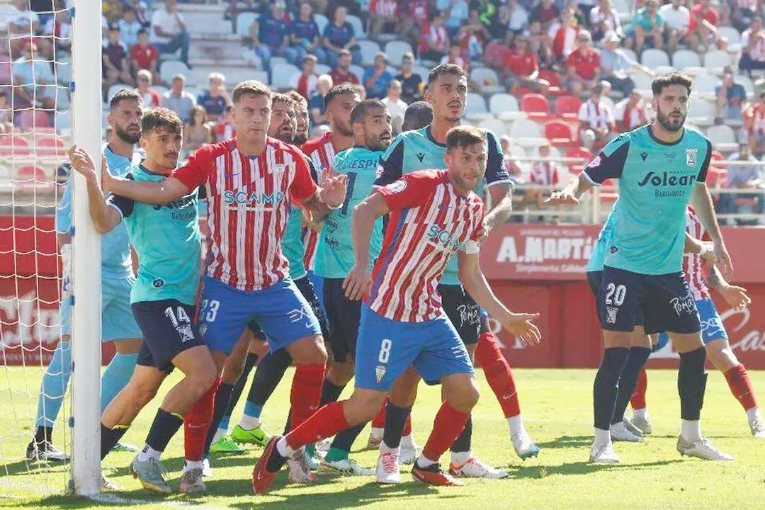 Los jugadores del Algeciras y del Atl&eacute;tico Sanluque&ntilde;o en una acci&oacute;n - Andy Ragel