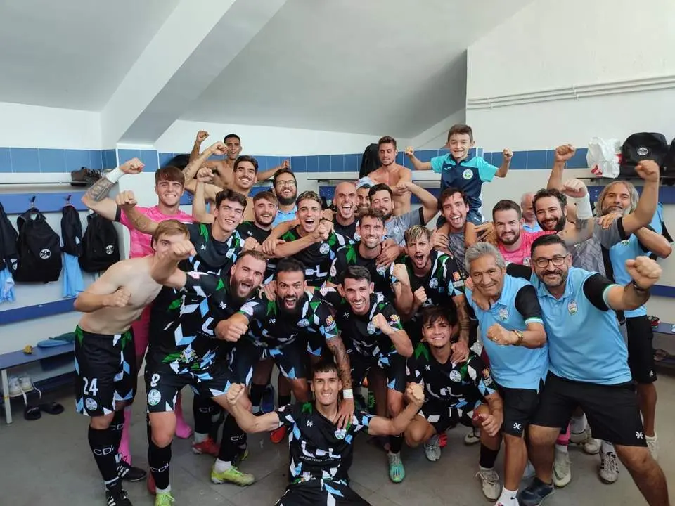 La plantilla del Ciudad de Lucena celebra el triunfo en Pozoblanco. - CIUDAD DE LUCENA
