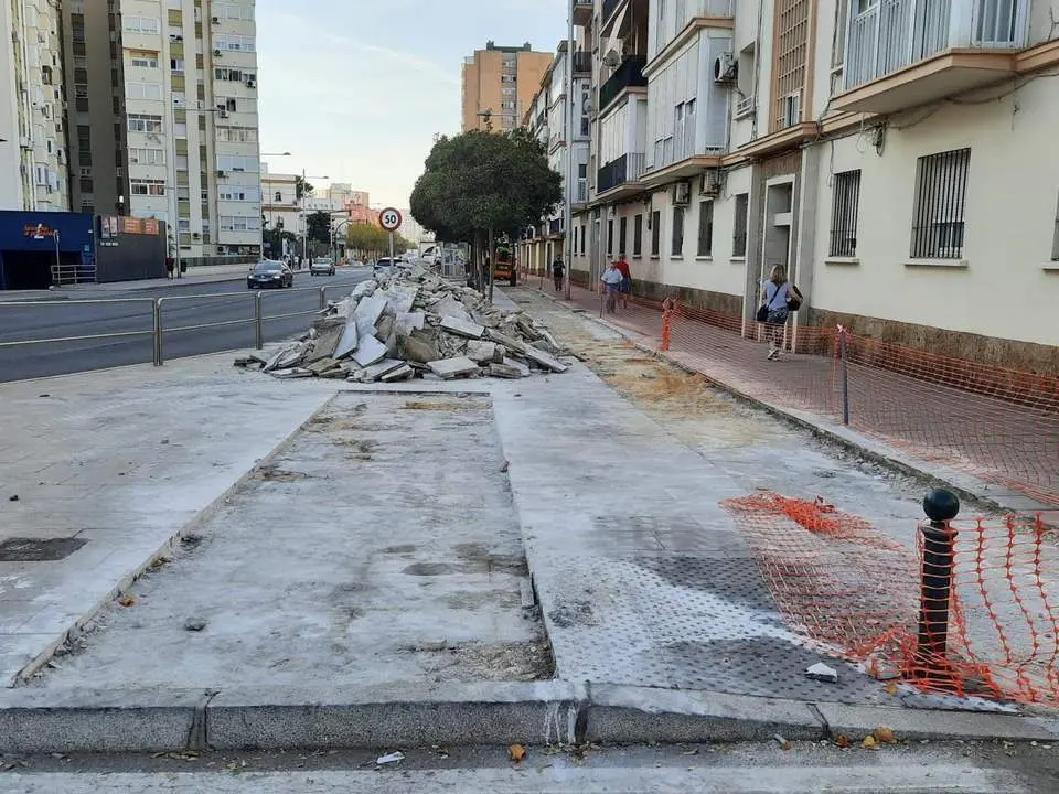 Obras de remodelaci&oacute;n del carril bici de la avenida Sanidad P&uacute;blica. - VIVA C&Aacute;DIZ 