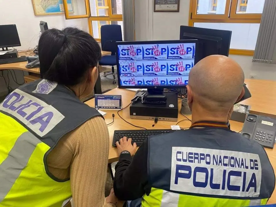La Polic&iacute;a an&aacute;liza sus dispositivos digitales. - CNP