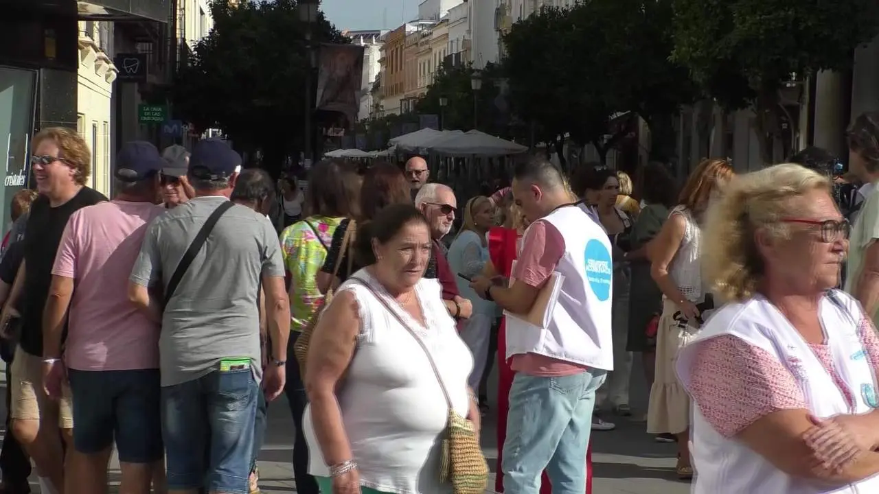 Los mayores desaf&iacute;an al calor en Jerez: &ldquo;&iquest;Hola, &iquest;bailas con nosotros?&rdquo;