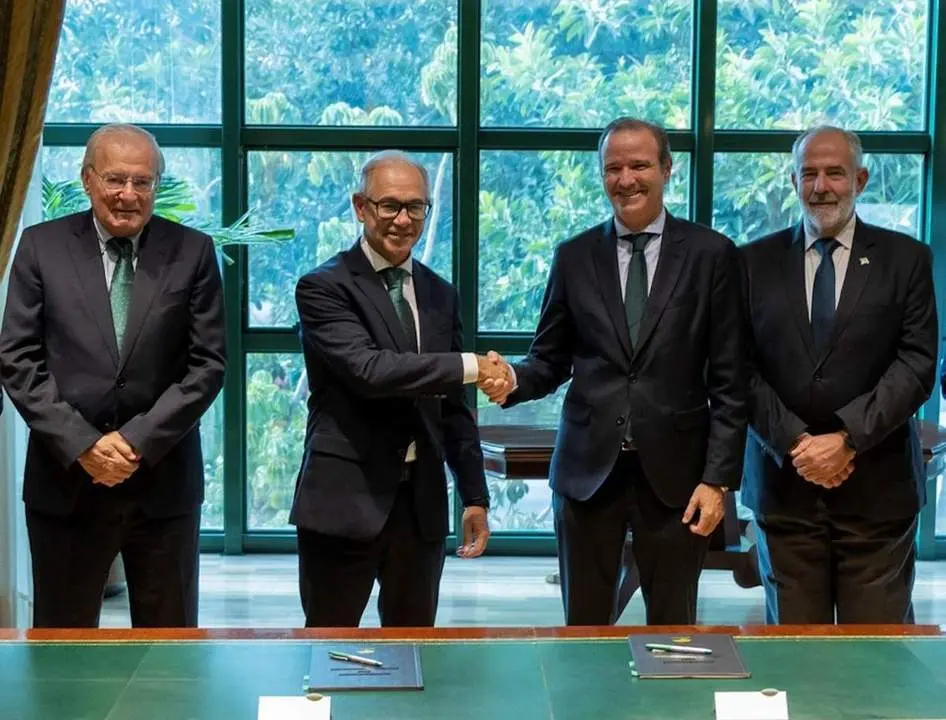 Tras la firma del convenio. - Unicaja Banco