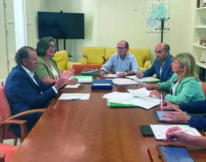 Imagen de la reuni&oacute;n mantenida entre ambas administraciones - VIVA