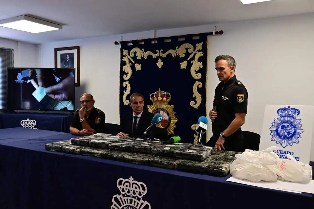 Ignacio Vega, Jos&eacute; Pacheco y Santos Bernal, junto a la droga incautada - EULOGIO GARC&Iacute;A 