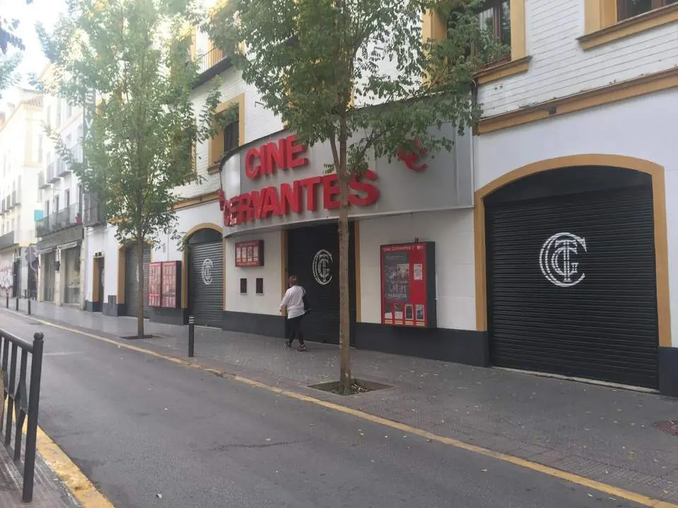 El Cine Cervantes, el m&aacute;s antiguo de la ciudad. - Viva