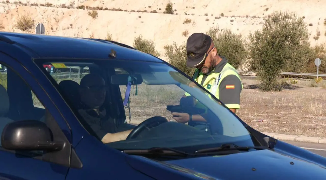 La DGT vigilar&aacute; el uso de dispositivos m&oacute;viles en las carreteras.  - VIVA Ja&eacute;n