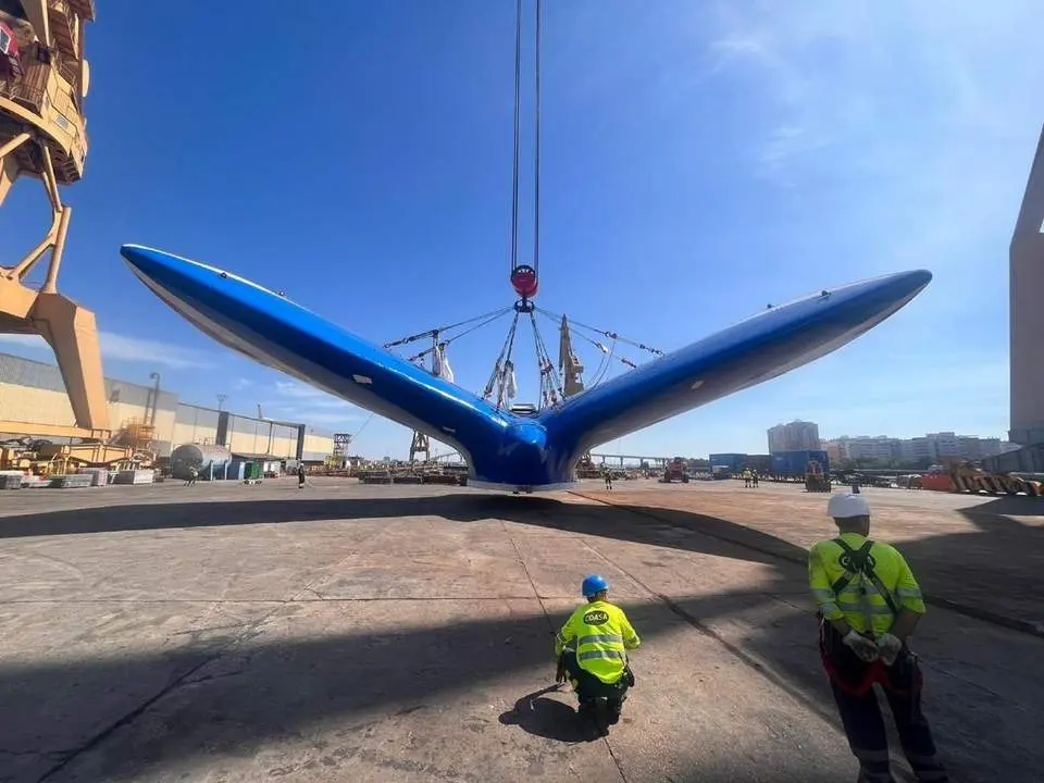 Chimenea en fibra de vidrio para crucero fabricada en Navantia C&aacute;diz. - VIVA
