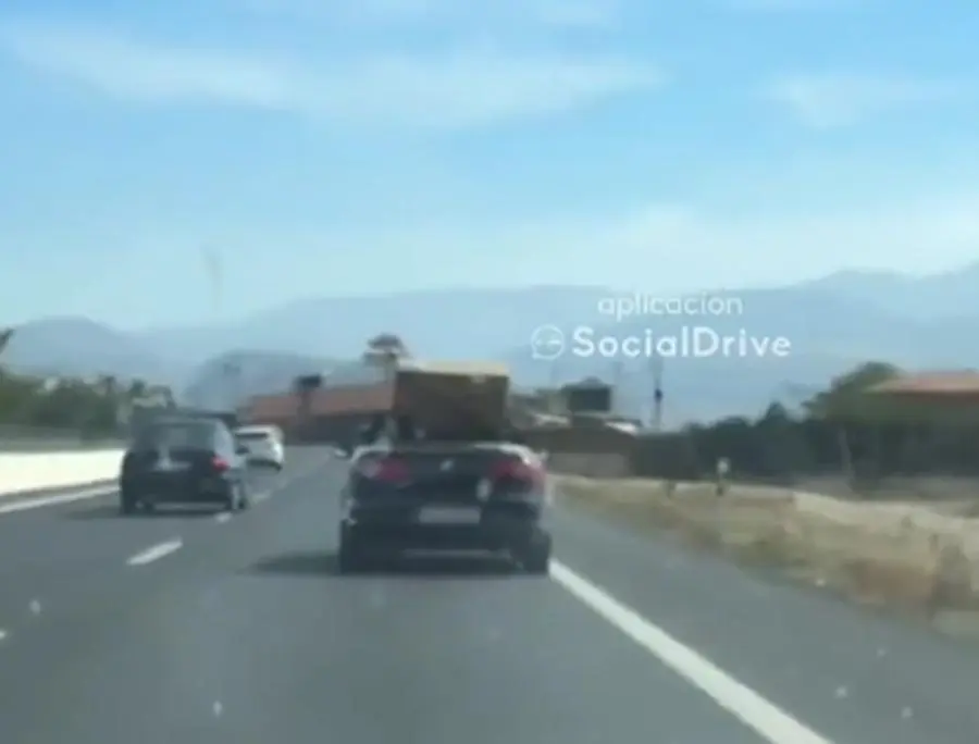 Conductor de un descapotable en Granada. - Twitter @SocialDrive