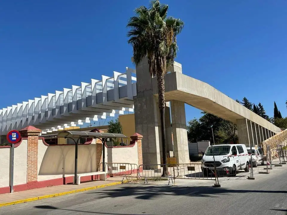 La pasarela desembocar&aacute; en una nueva plaza peatonal de 1.500m2. - 