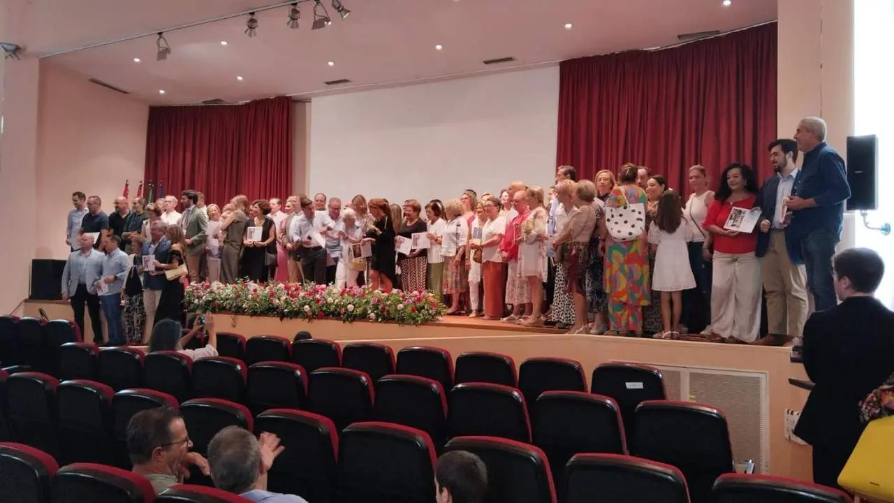 Foto de las autoridades junto a los premiados en el Jard&iacute;n Bot&aacute;nico. - HELEN M&Iacute;NGUEZ