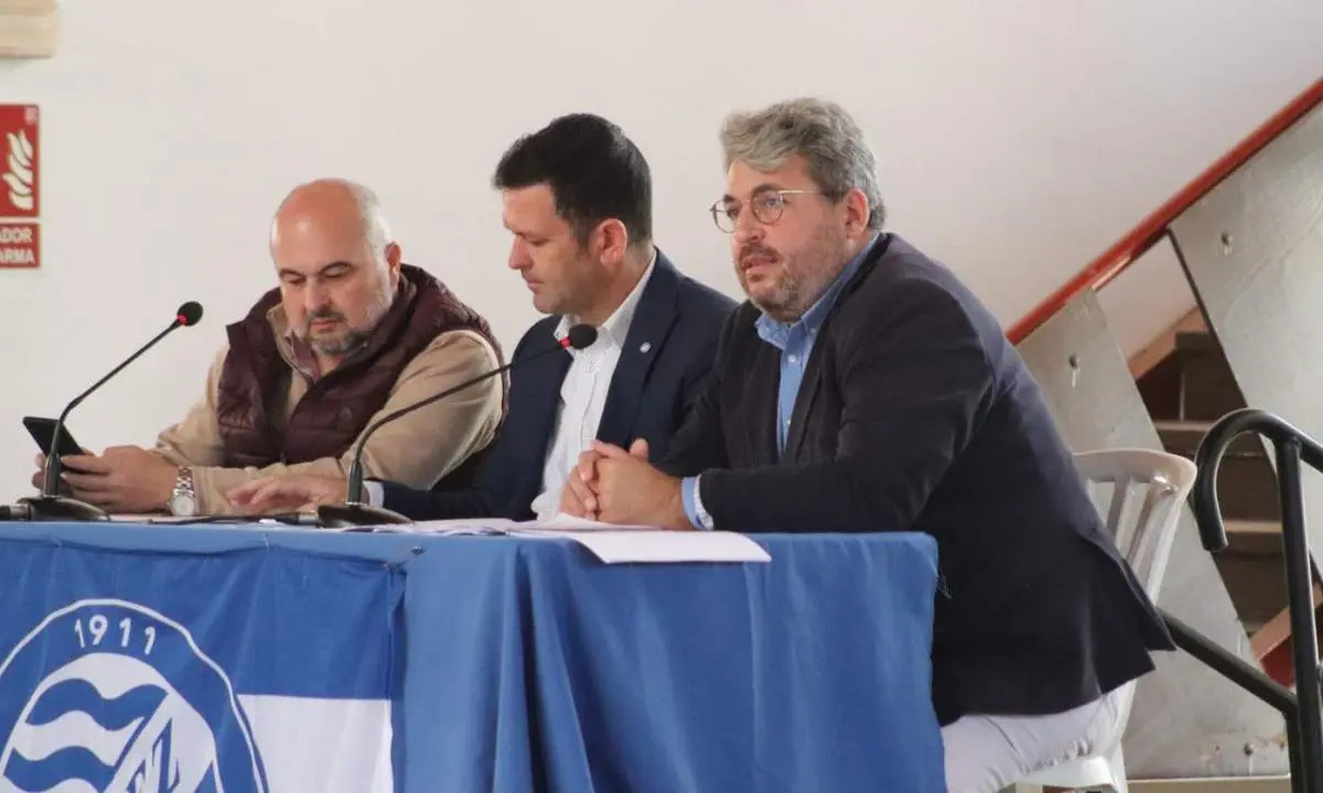 Jes&uacute;s Viloita, presidente en funciones, junto a Jos&eacute; G&oacute;mez y Jos&eacute; Mar&iacute;a Aguilar durante la celebraci&oacute;n de la Asamblea. - xerezdfc.com